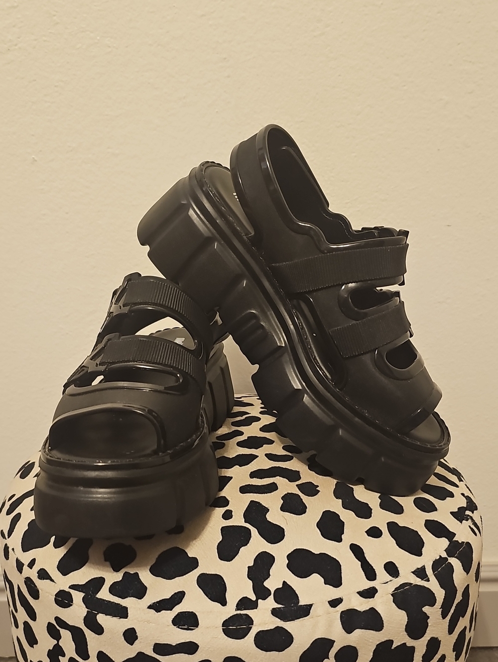 ●●MELISSA "REBEL" BLACK GLOSSY LUG SOLE SANDALS EUC SIZE US9●●